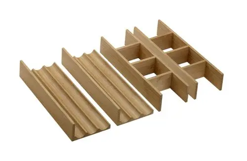 Set aus verschiedenen Schubkasteninneneinteilungen von Hansgrohe, bestehend aus drei Holzelementen zur übersichtlichen Organisation von Schubladeninhalten.